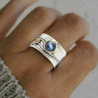 BAGUE ARTISANALE EN ARGENT AVEC PIERRE BLEUE ET DÉTAILS DORÉS