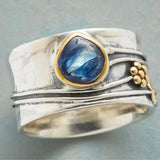 BAGUE ARTISANALE EN ARGENT AVEC PIERRE BLEUE ET DÉTAILS DORÉS