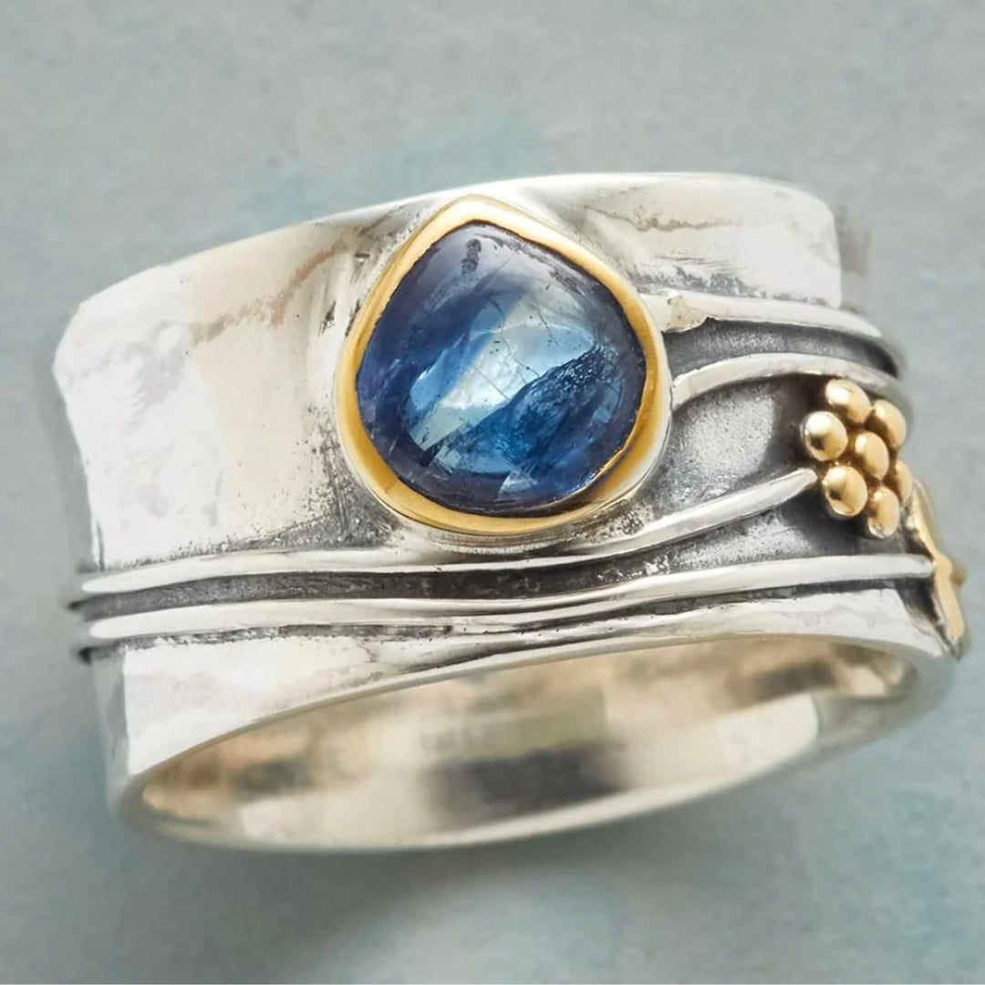 BAGUE ARTISANALE EN ARGENT AVEC PIERRE BLEUE ET DÉTAILS DORÉS