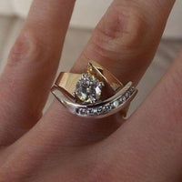 BAGUE TORSADÉE EN OR ET ARGENT AVEC PIERRE CENTRALE