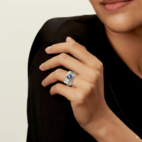 BAGUE ARTISANALE EN ARGENT AVEC PIERRE BLEUE ET DÉTAILS DORÉS