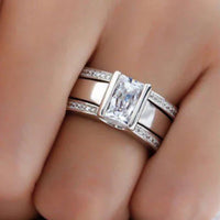 BAGUE EN ARGENT À PIERRE RECTANGULAIRE AVEC RANGÉES DE ZIRCONIUMS